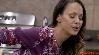 Beroa brunette emakume Mckenzie Lee batzuk lortzen DNA gazte stud eta egiten zion cum