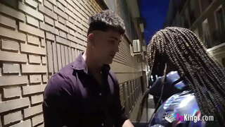 Brunette kakaho te tangata e tāne i te horny dude