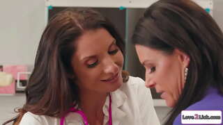 Enfermeira peituda seduz uma milf professor e lambe sua buceta raspada.A morena chupa sua buceta e depois lambe e se masturba sua buceta.Em seguida, eles 69