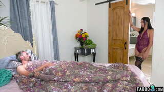 בן החורג אנאלי מזיין את רזה לטינית החורגת