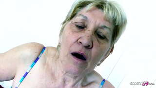 Labai sena Močiutė Gabi mylisi su Pabaisa gaidys jaunuolis