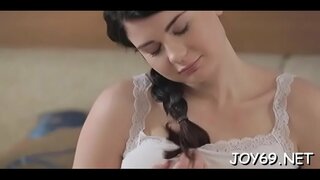 Похотливая Lucy L. yavaş-yavaş раздевается yalnız əyləncə üçün