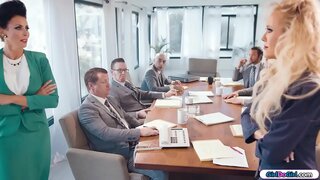 Busty milf enpresarientzako buru joan zehar boardmeeting.Beste enpresaburu atera bezain azkar ahal izango dute.Azkenik milfs dute gela beraiek eta musukatzen hasten eta lick bakoitzak beste