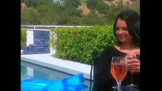 Hot tatoveret skønhed med sorte hår forfører fyr fyr på terrassen for at få større rabat i hus køb