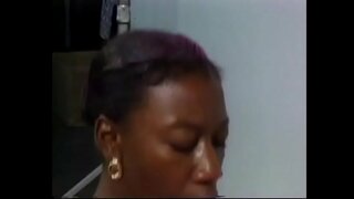 Busty ebony brunette sucks kwaye rides nzima mhlophe cock
