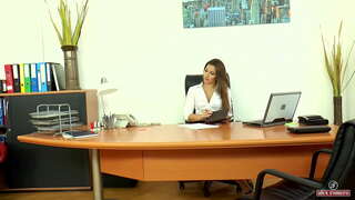 Волосатая киска директоры Дэни Дэниелс, наполненная спермой (1 Өлеш)