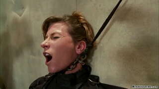 Privezan črna MILF suženj Ariel X je pripeta na osvetljuje mizo, potem priklenjen dobi analni zajebal z vibrator na palico v rokah mojstra Orlando