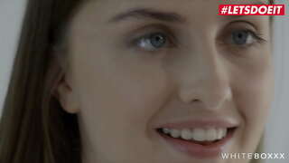 אבא חרמן זוכה לשחק ולדפוק עם שתי דוגמניות אירו לוהטות