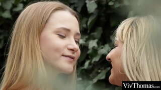 Sexy tiener vriendinnen likken elkaars natte kutjes